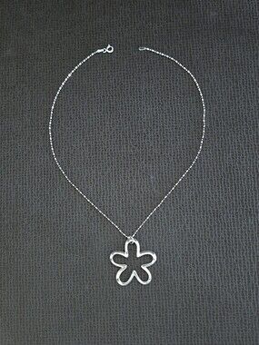 Silver🤍 Open Flower🌸 Pendant Necklace - NWOT
